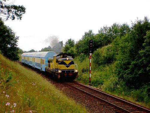 sygnalizator półsamoczynny w Mrzezinie podający sygnał S1 mijany z przeciwnego kierunku przez pociąg relacji Hel – Gdynia