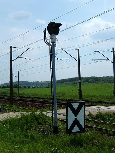 wskaźnik W1 przed świetlną tarczą ostrzegawczą w Nakle Śląskim